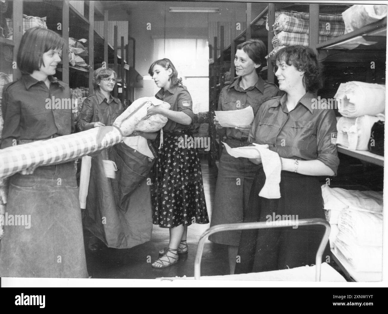 La brigata giovanile "Anna Frank" sono lavoratori qualificati per il movimento delle merci nella società socialista all'ingrosso di Potsdam per il tessile e la merceria. Prodotti tessili. Commercio all'ingrosso. Commercio. Logistica. Professioni. Formazione professionale. GDR. storico. Foto: MAZ/Christel Köster,13.08.1982 [traduzione automatizzata]' Foto Stock