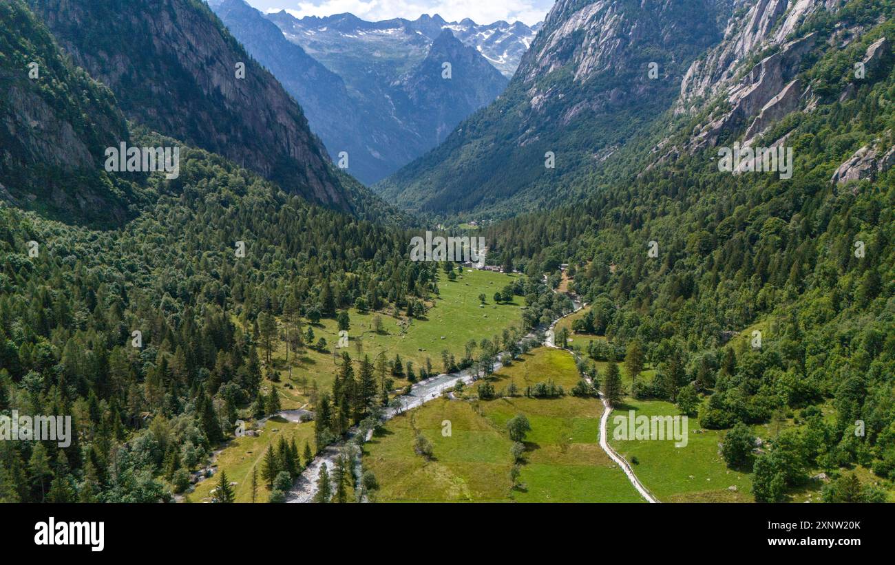 Veduta aerea della Val di Mello, una valle verde circondata da montagne granitiche e boschi, Val Masino, Valtellina, Sondrio. Italia Foto Stock