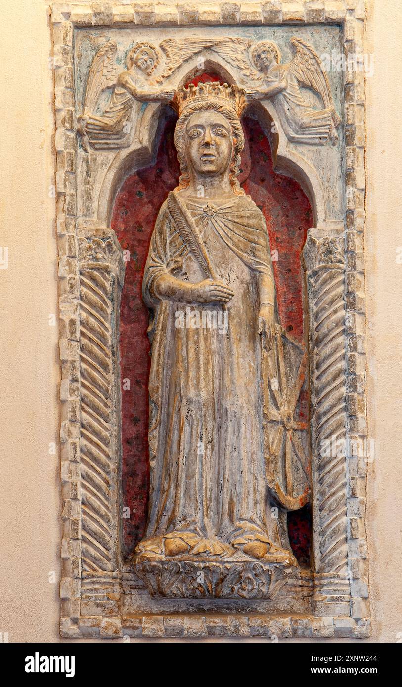 Italia Piemonte Casale Monferrato cattedrale di Sant'Evasio - statua di Santa Caterina d'Alessandria coronata da due angeli Foto Stock