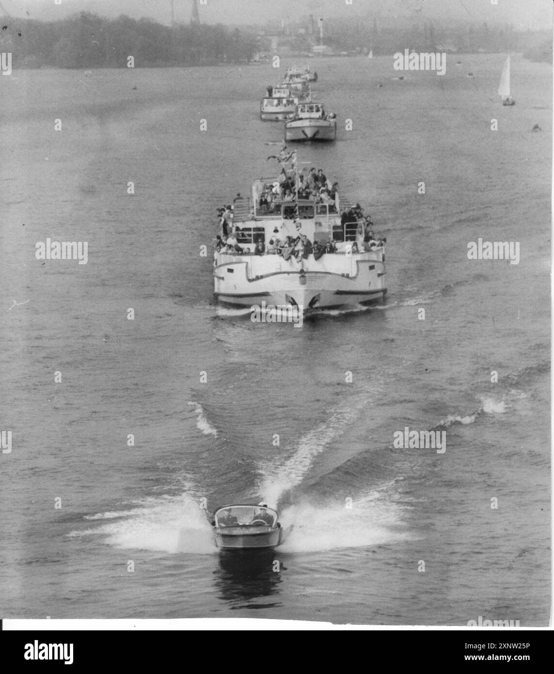 La White Fleet aprì la stagione sull'Havel con la tradizionale parata della flotta. Nave. Trasporti marittimi, trasporti marittimi. GDR. storico. Foto: MAZ/Wolfgang Mallwitz, 30.04.1973 [traduzione automatizzata] Foto Stock