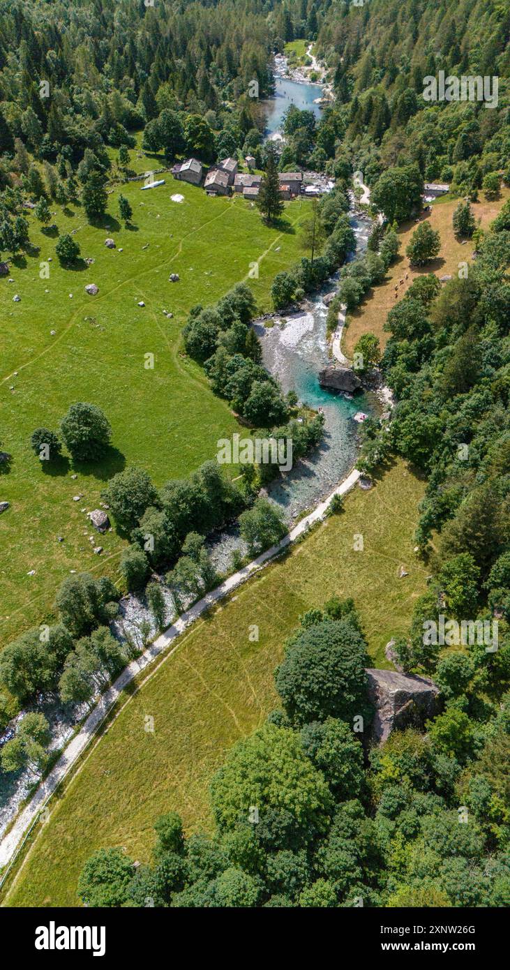 Veduta aerea della Val di Mello, una valle verde circondata da montagne granitiche e boschi, Val Masino, Valtellina, Sondrio. Italia Foto Stock