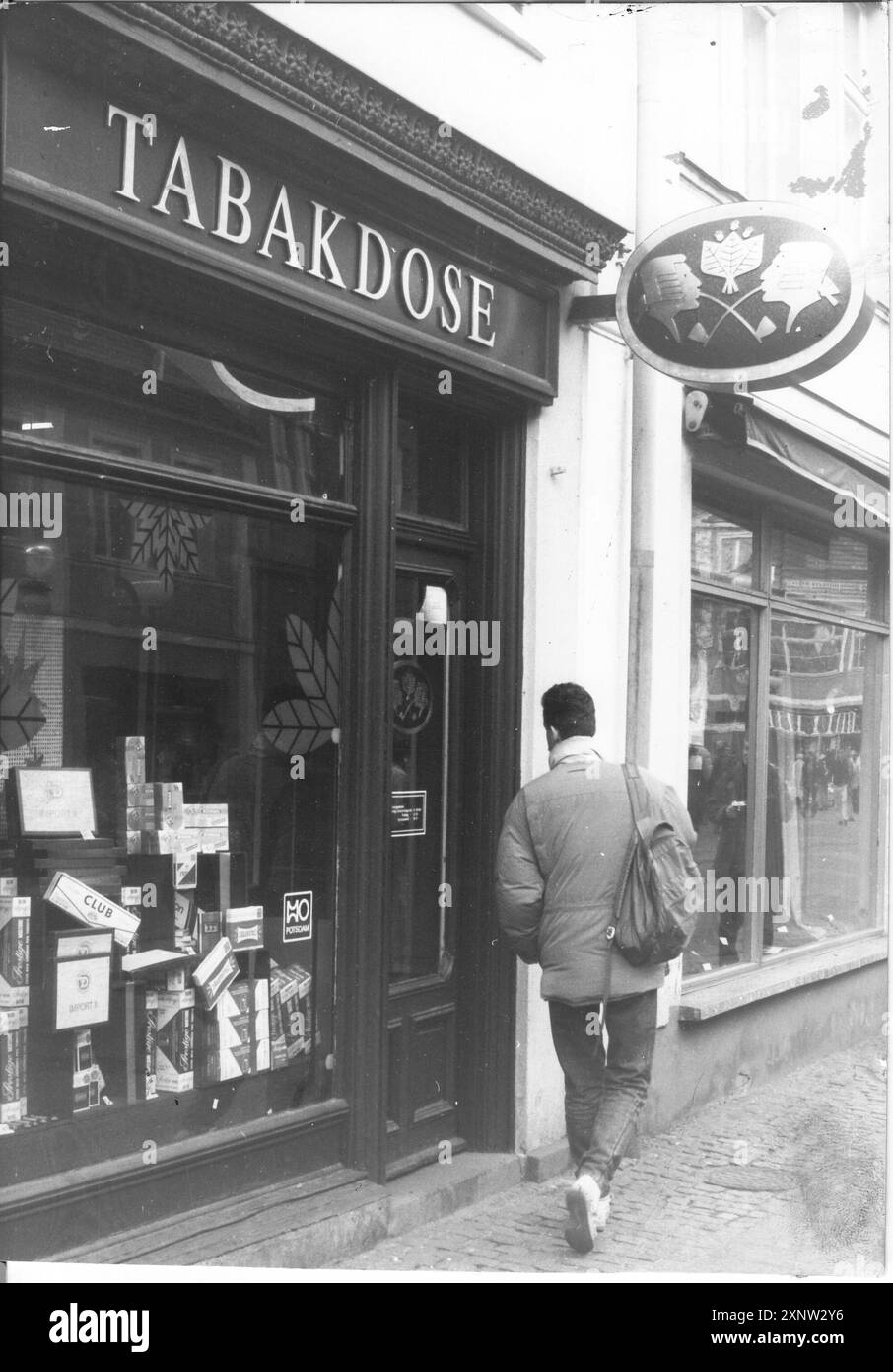 "Tabacchicoltura ""Tabakdose"" a Brandenburger Straße con cartello, cartello pubblicitario, boom. Punto vendita. Memorizzare. Memorizzare. Tabacco. Commercio. Retail.GDR. Storico. Riunificazione. Punto di svolta. Foto: MAZ/Archive, 07.03.1990 [traduzione automatizzata]' Foto Stock