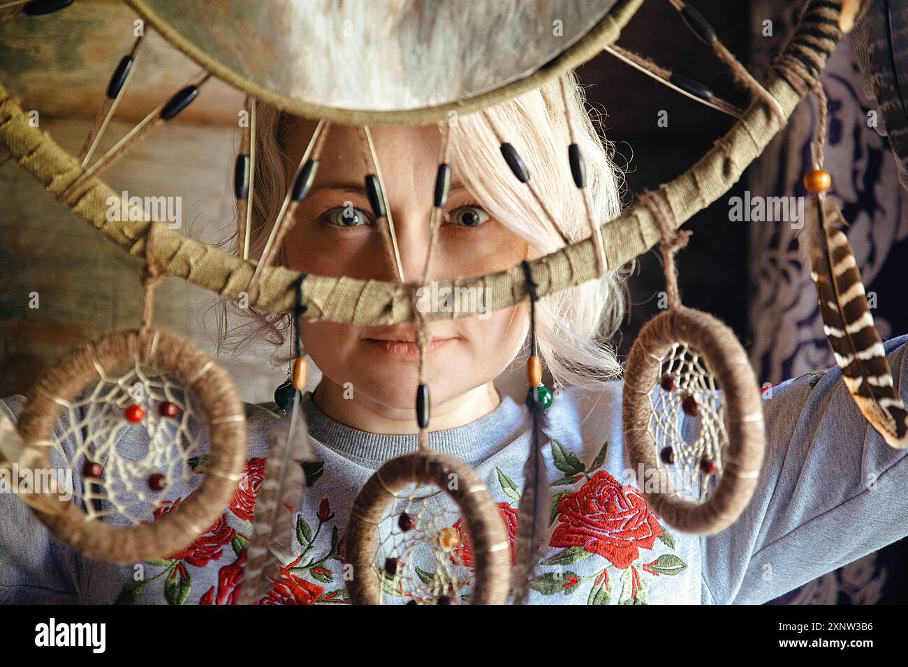 Una donna con un look pieno di anima ha un grande ricevitore di sogni davanti a lei Foto Stock