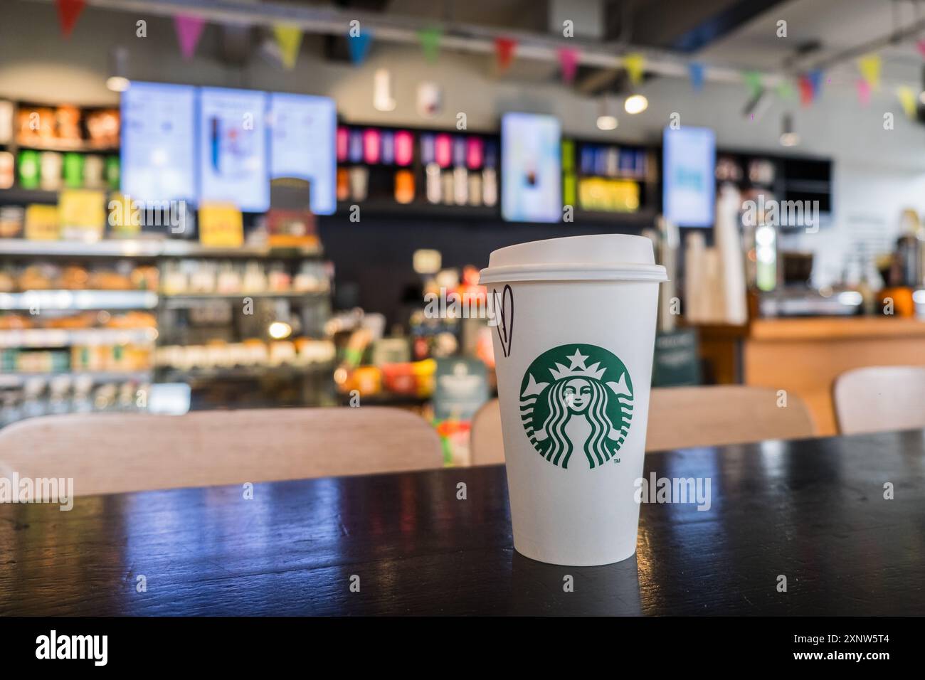 Londra, Regno Unito - 22 luglio 2024: Starbucks Cafe a Londra. Foto Stock