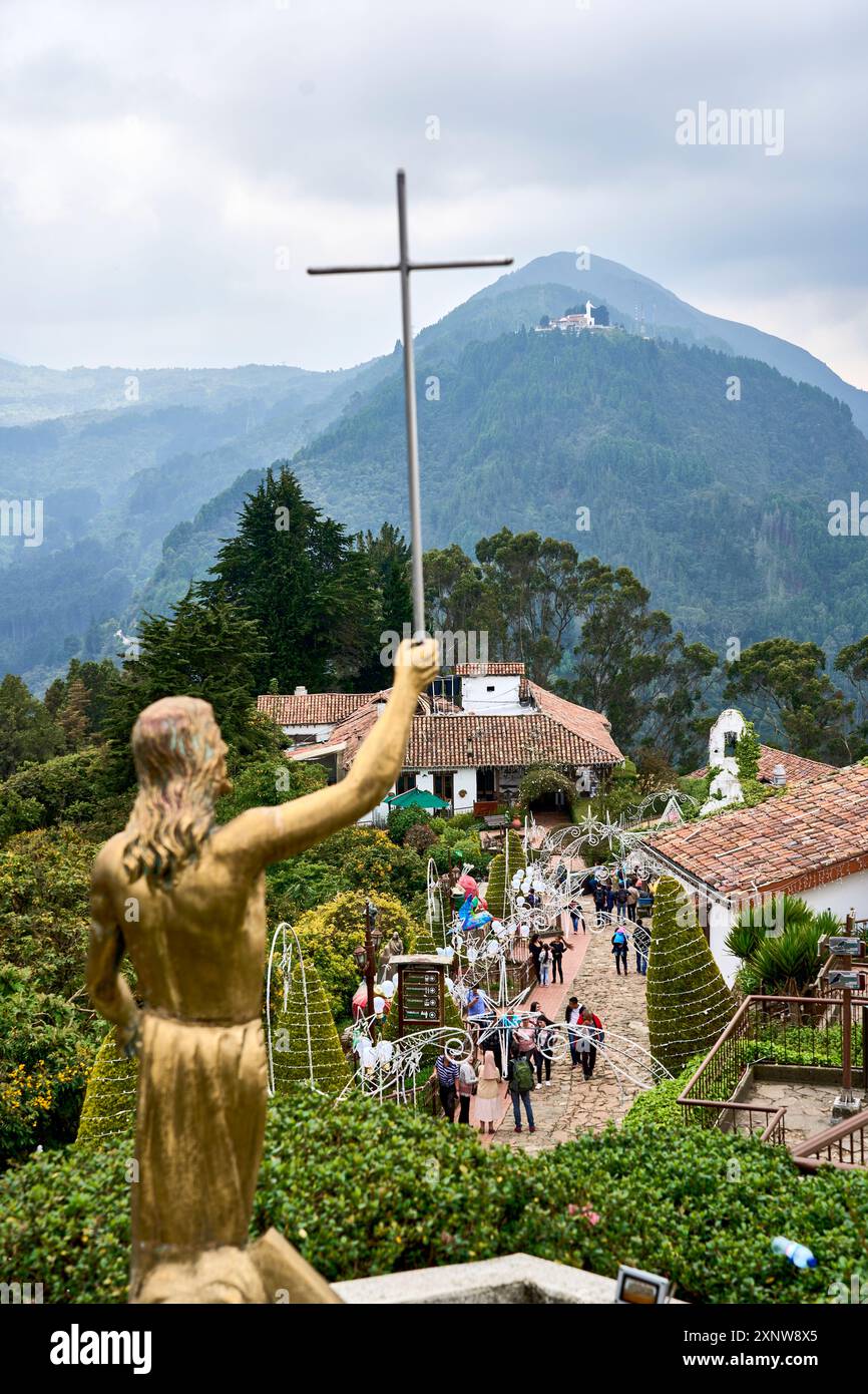 Affacciato sulla collina di Monserrate dal Santuario di Monserrate a Bogotá, i turisti esplorano sentieri storici tra paesaggi montani panoramici. Foto Stock