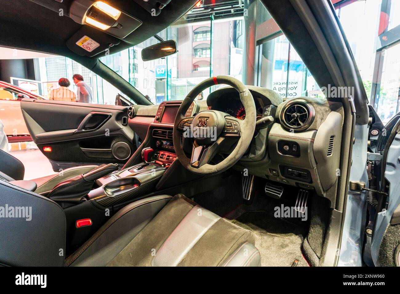 Un'auto GT-R NISMO in mostra nello showroom Nissan a Ginza Place. Immagine interna del sedile del conducente e della ruota sterzante con ingranaggi e freno a mano. Foto Stock