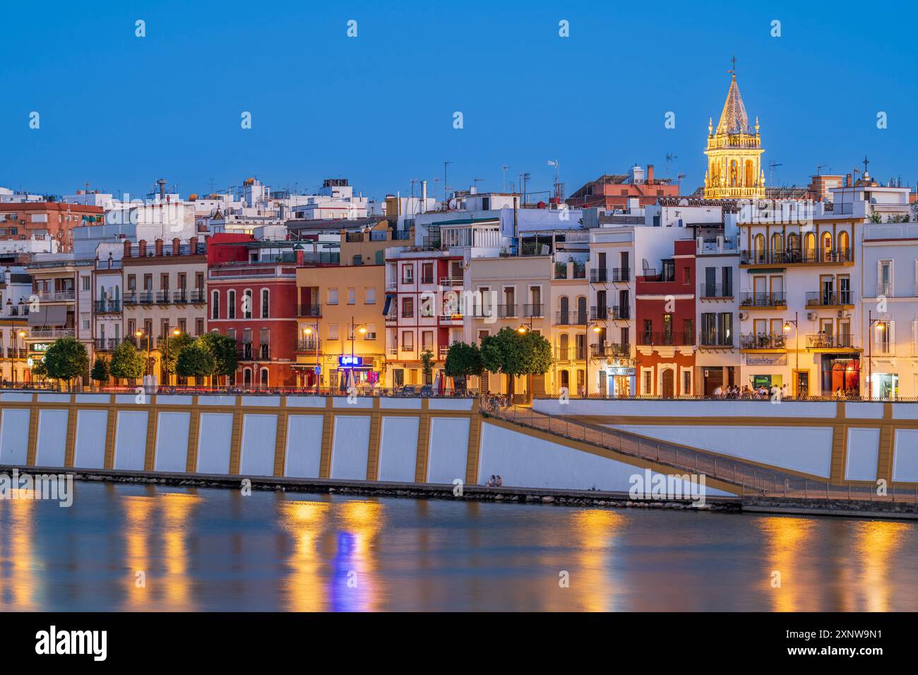 Vista panoramica del quartiere di Triana e del fiume Guadalquivir, Siviglia, Andalusia, Spagna Foto Stock