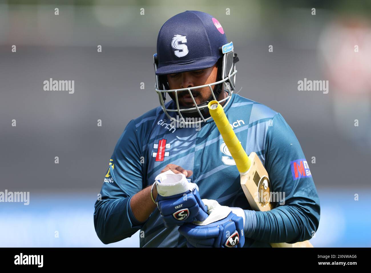 PRITHVI SHAW dei Northants Steelbacks lascia il campo dopo essere stato licenziato per 97 durante la partita della Metro Bank One Day Cup tra il Durham County Cricket Club e il Northamptonshire County Cricket Club al Seat Unique Riverside, Chester le Street, venerdì 2 agosto 2024. (Foto: Mark Fletcher | mi News) crediti: MI News & Sport /Alamy Live News Foto Stock