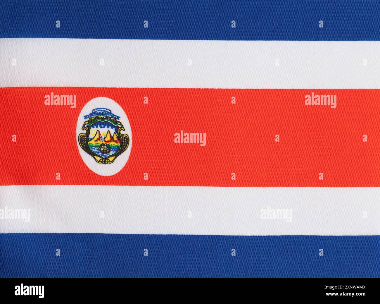 Primo piano su sfondo piatto con bandiera in tessuto Costa Rica. Foto Stock