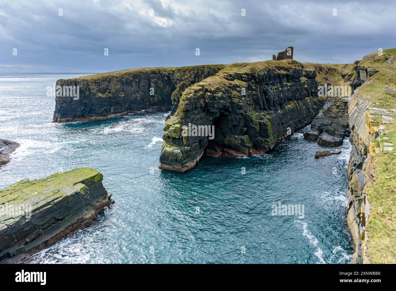 The Castle of Old Wick, Wick, Caithness, Scozia, Regno Unito. Originariamente si pensava fosse il XII secolo, ma la struttura sopravvissuta sembra essere il XIV secolo. Foto Stock