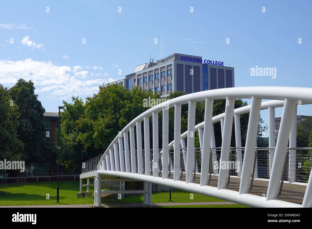 Bedford, Bedfordshire, Inghilterra, Regno Unito - Bedford College, un istituto di istruzione superiore sull'argine del fiume Great Ouse Foto Stock