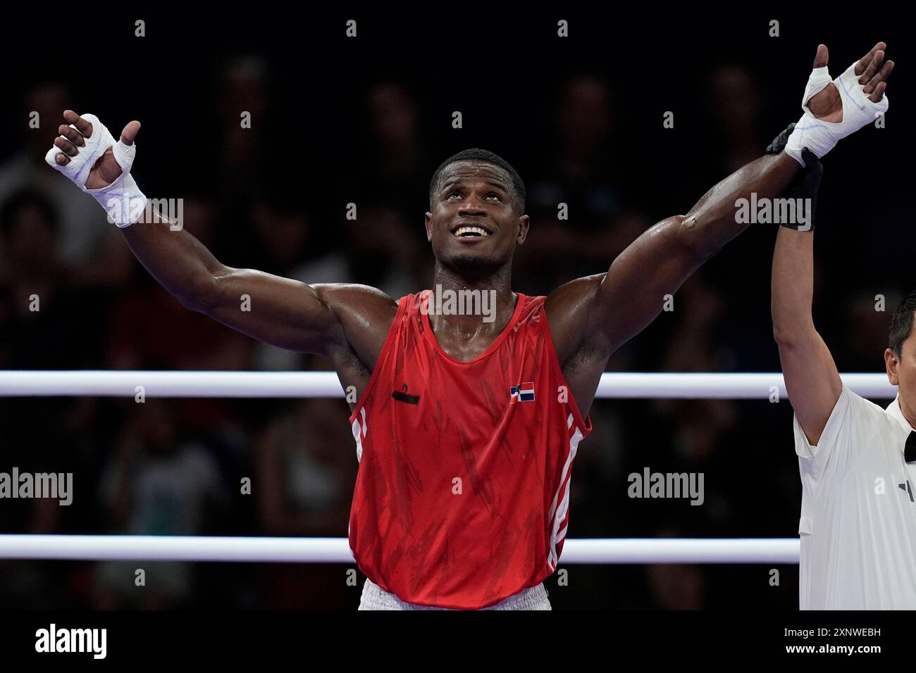 Dominican Republic's Cristian Pinales celebrates after defeating Croatia's Gabrijel Veocic in their men's 80 kg quarterfinal boxing match at the 2024 Summer Olympics, Friday, Aug. 2, 2024, in Paris, France. (AP Photo/John Locher) Foto Stock