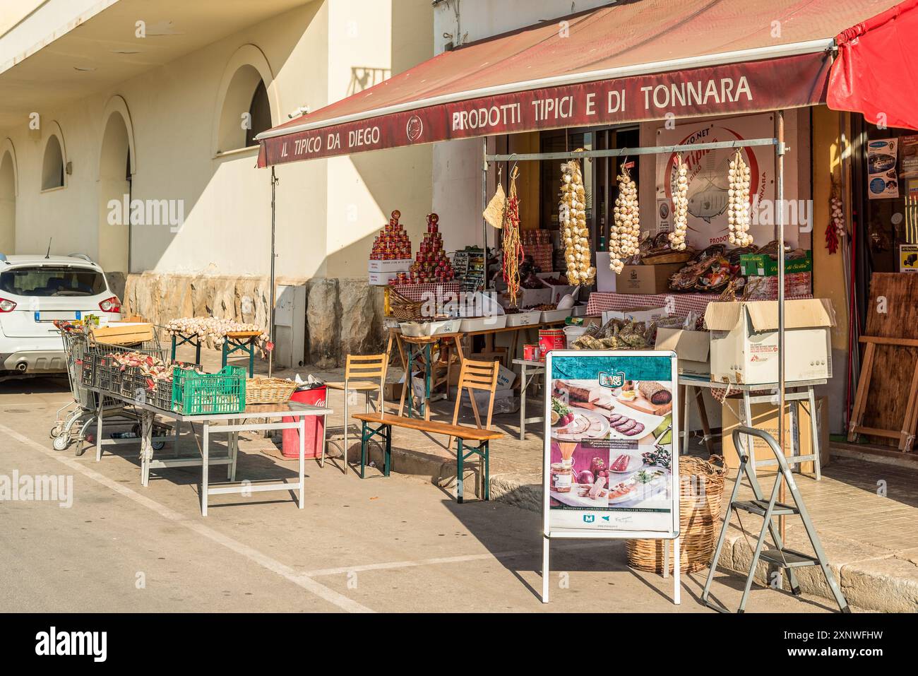 Trapani, Sicilia, Italia - 23 settembre 2016: Tipico negozio siciliano che vende prodotti tipici nel centro di Trapani, Sicilia, Italia Foto Stock