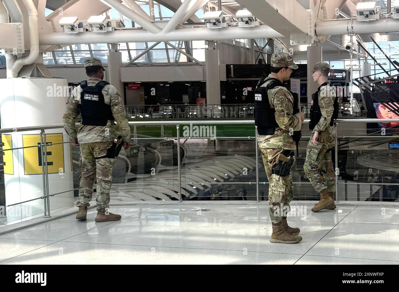 New York, New York, Stati Uniti. 2 agosto 2024. Ulteriori militari armati congiunti visti all'aeroporto internazionale JFK il 2 agosto 2024 a New York. Crediti: Mpi34/Media Punch/Alamy Live News Foto Stock