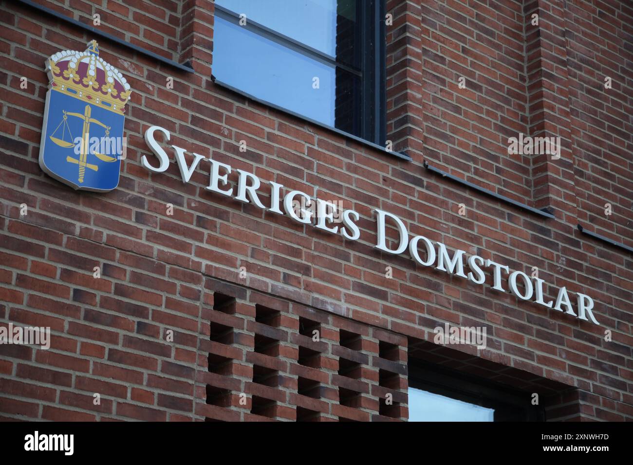 ARCHIVIATO - 2 agosto 2024, Svezia, Malmö: Il logo e le lettere dei tribunali svedesi (Sveriges Domstolar) possono essere visti sul tribunale distrettuale di Malmö. Foto: Steffen Trumpf/dpa Foto Stock