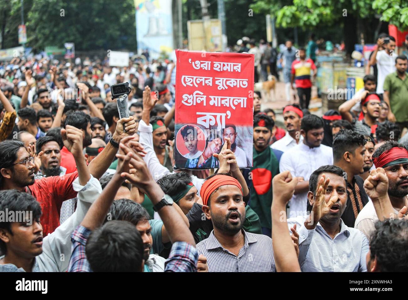 Gli studenti protestano contro il sistema delle quote nei posti di lavoro governativi a Dacca, gli attivisti del Bangladesh partecipano a una marcia di protesta chiedendo giustizia per le vittime arrestate e uccise nella recente violenza a livello nazionale a Dacca il 2 agosto 2024. Le manifestazioni in Bangladesh dopo le preghiere del 2 agosto chiedevano giustizia per le vittime dei disordini nazionali e della repressione della polizia, dopo che il rilascio dei leader di protesta non era riuscito a placare la rabbia pubblica. Dhaka Distretto di Dhaka Bangladesh Copyright: XHabiburxRahmanx Foto Stock