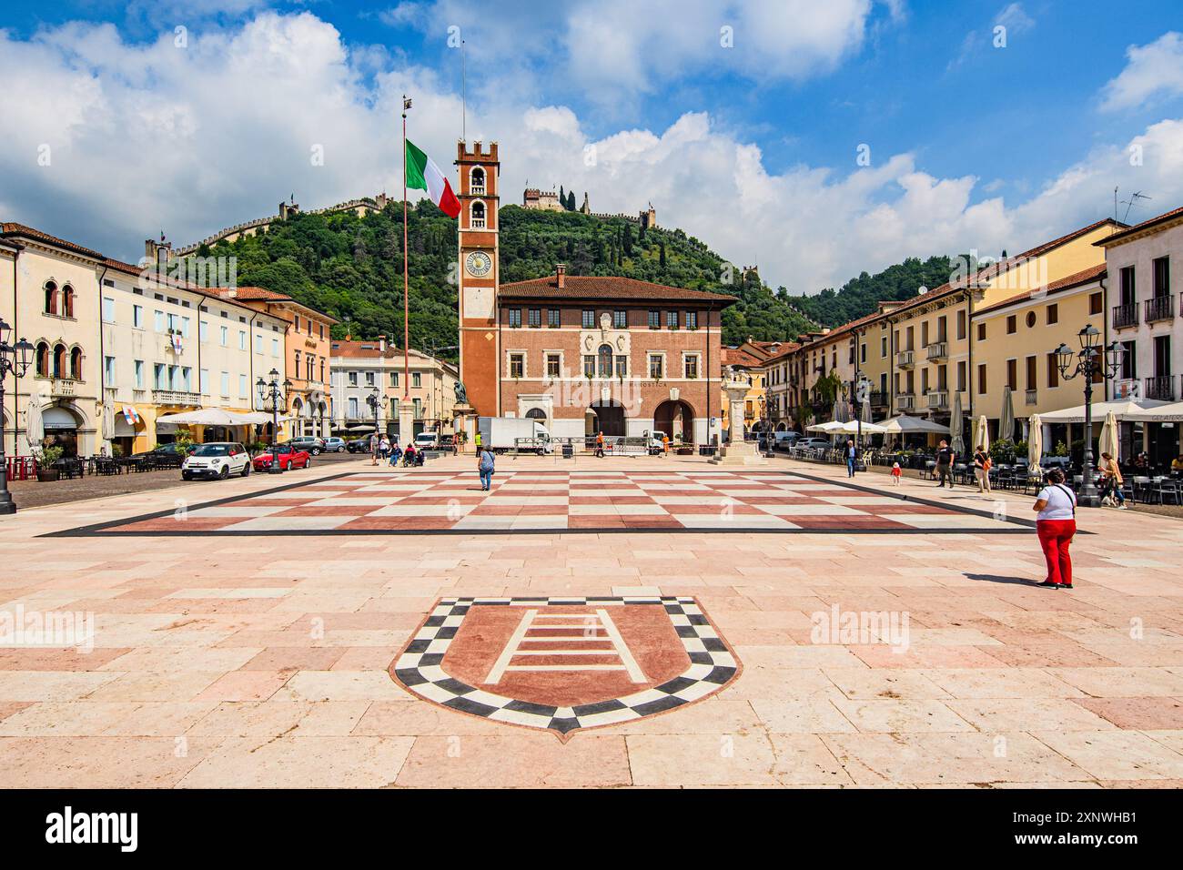 Marostica, Vicenza, Italia: Una vista accattivante della città storica di Marostica, conosciuta per il suo fascino medievale e la famosa piazza delle scacchiere. La città Foto Stock