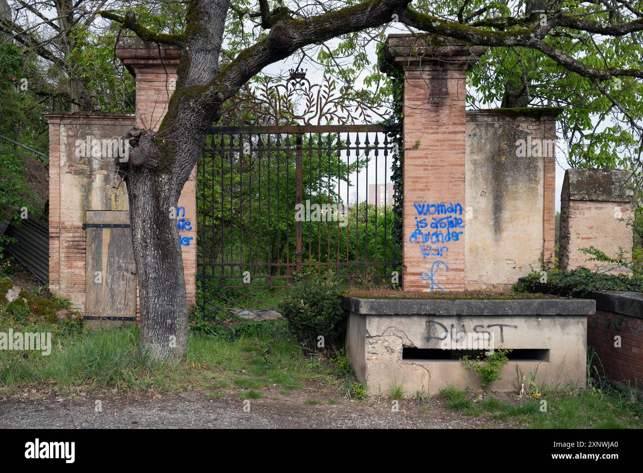 Francia, regione dell'Occitania, Brens, arrugginita e abbandonata porta sulla Route de Lavaur vicino al Pont Saint-Michel (ponte) Foto Stock