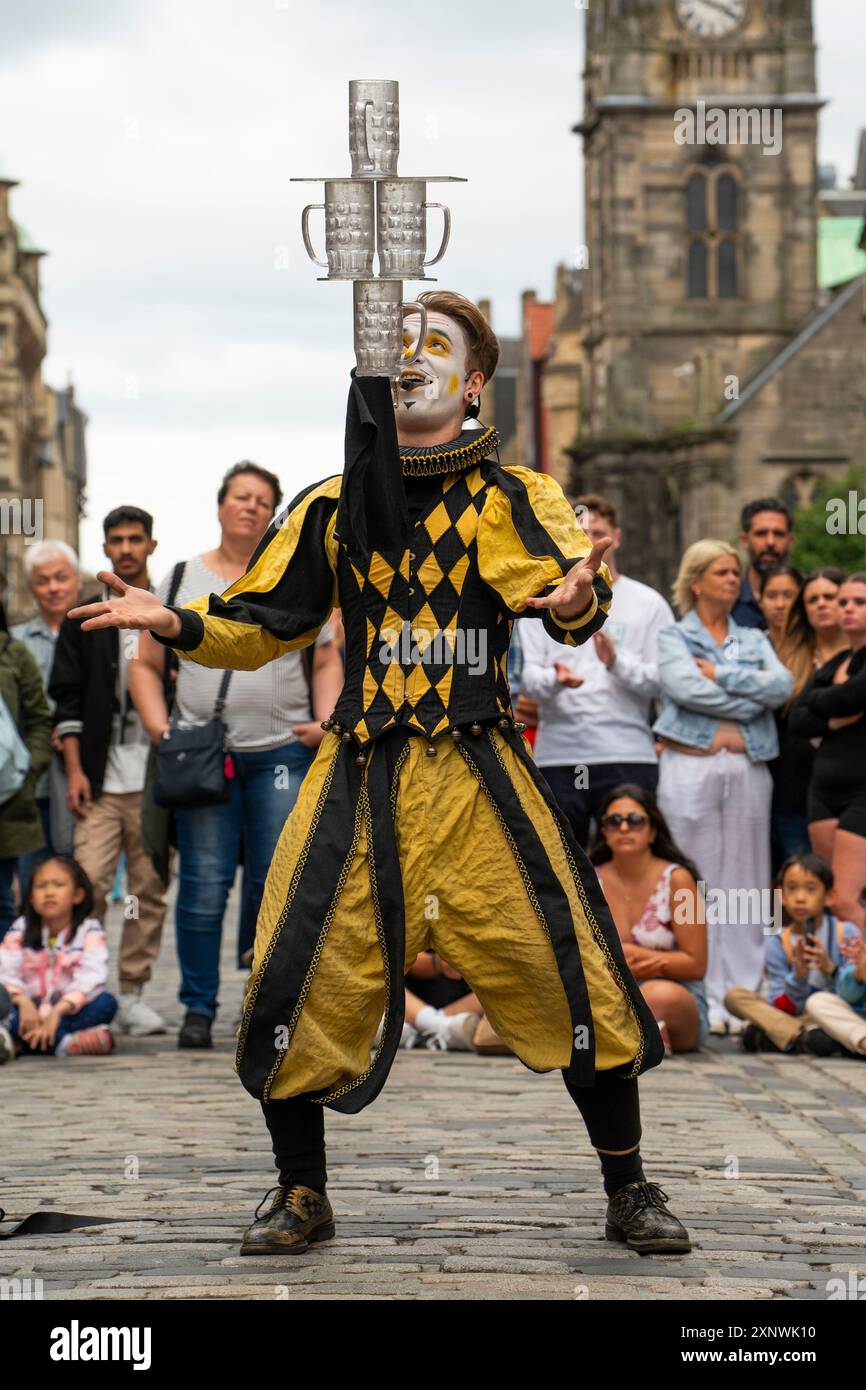 Edimburgo, Scozia, Regno Unito. 2 agosto 2024. Scene di strada nella città vecchia di Edimburgo il giorno di apertura dell'Edinburgh International Festival e del Fringe Festival . Artista di strada Kacper Danger dalla Polonia. Iain Masterton/Alamy Live News Foto Stock