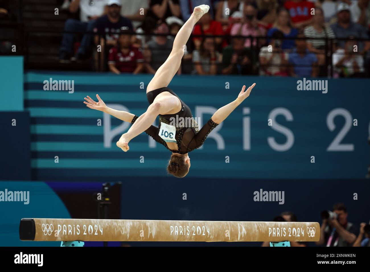 PARIGI, FRANCIA - 1 AGOSTO: NEMOUR Kaylia dell'Algeria su Balance Beam partecipa alla finale femminile di ginnastica artistica All-Around il giorno 6 dei Giochi Olimpici di Parigi 2024 all'Arena di Bercy il 1 agosto 2024 a Parigi, Francia. (© diebilderwelt / Alamy Stock Foto Stock