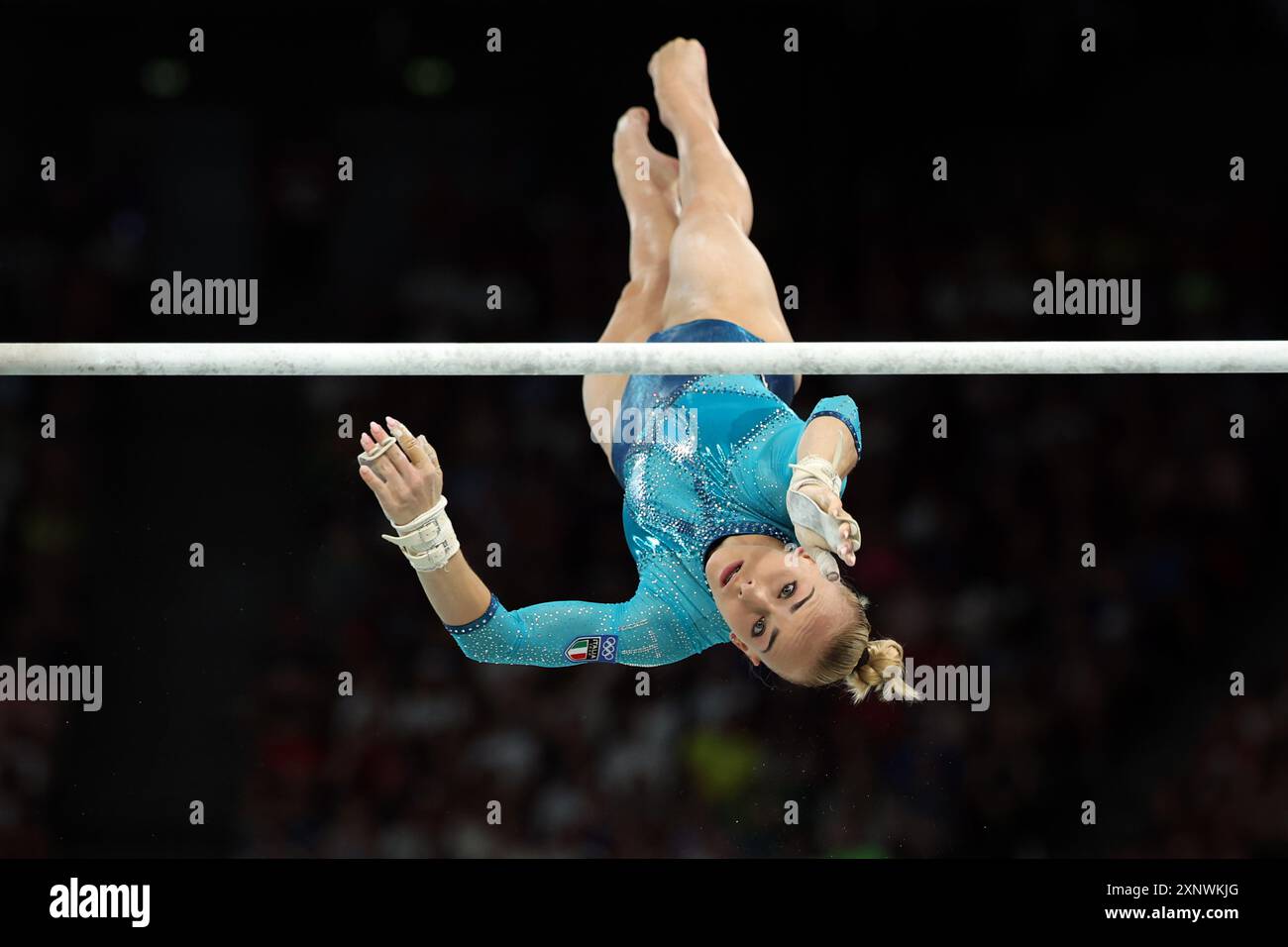 PARIGI, FRANCIA - 01 AGOSTO: Alice D Amato del Team Italia su banchi inediti gareggia durante la finale femminile di ginnastica artistica All-Around il sesto giorno dei Giochi Olimpici di Parigi 2024 alla Bercy Arena il 1° agosto 2024 a Parigi, Francia. (© diebilderwelt / Alamy Stock Foto Stock