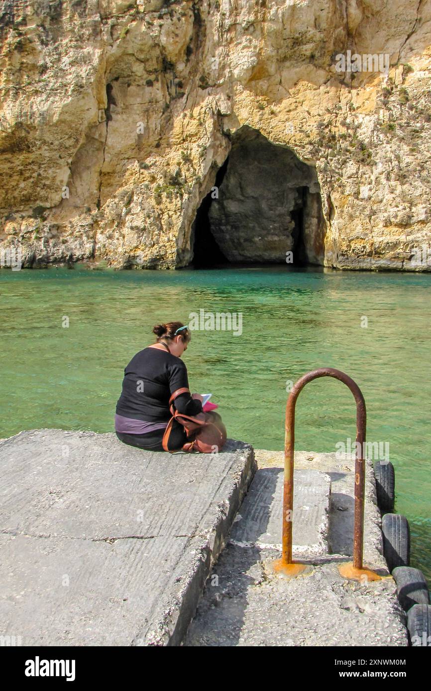una persona irriconoscibile sulla spiaggia Foto Stock