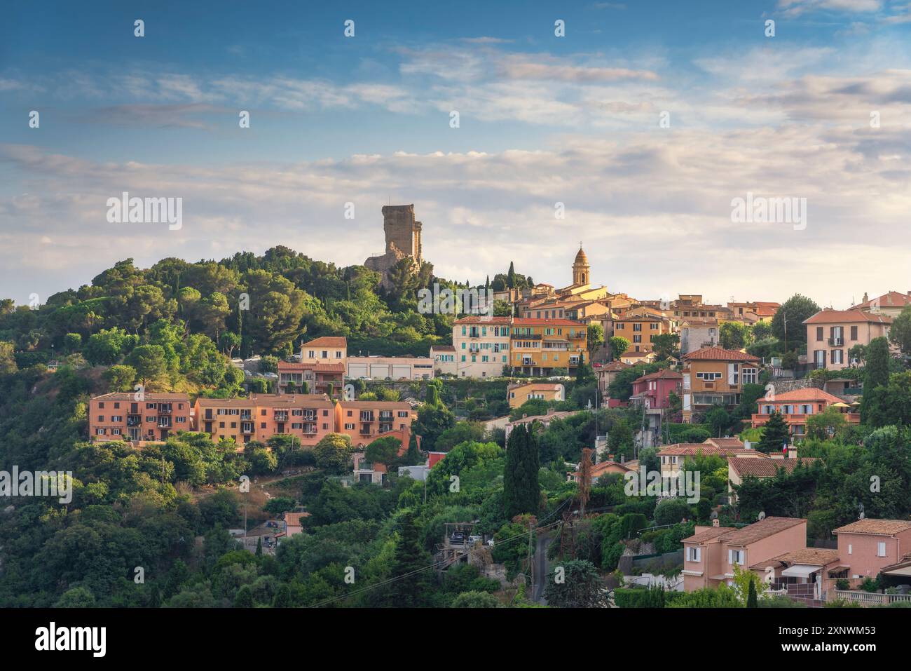 Il villaggio di la Turbie e il Trofeo delle Alpi, punto di riferimento storico al tramonto. Regione Provence-Alpes-Côte d'Azur, Francia Foto Stock