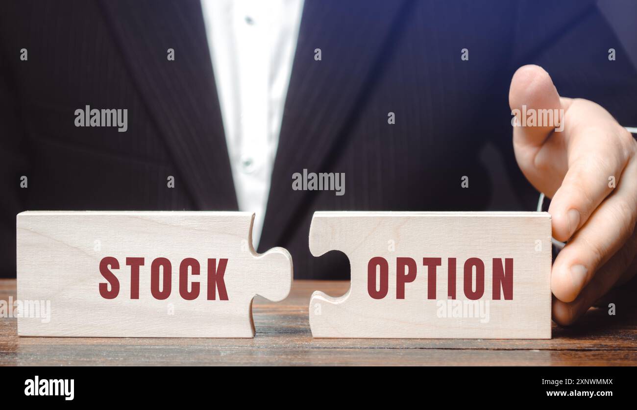 Concetto di stock option. Diritto dell'investitore di acquistare o vendere un'azione a un prezzo e a una data concordati. Affari e finanza. Enigmi nelle mani di un'azienda Foto Stock