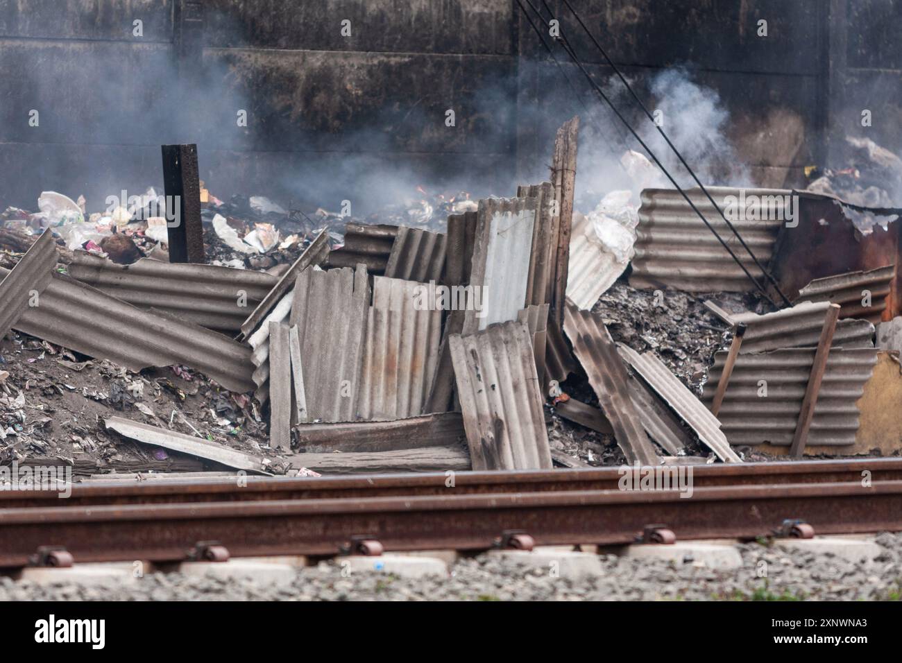 30 settembre 2008, Giacarta, Indonesia, Sud-est asiatico, spazzatura in fiamme. Foto Stock