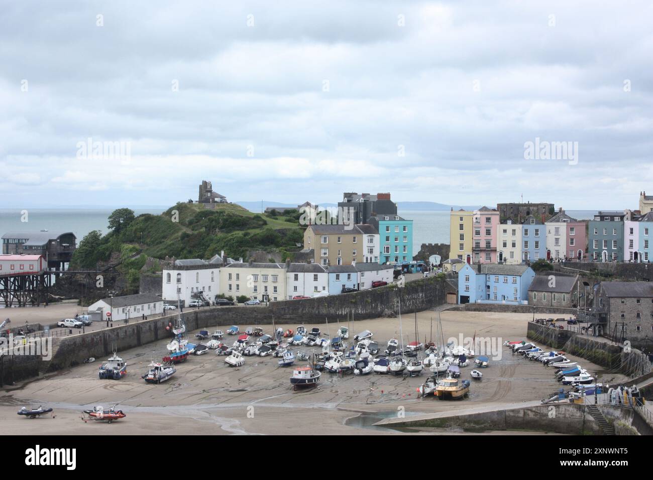 Barche nel porto di Tenby con la marea fuori, Galles del Sud, Regno Unito Foto Stock