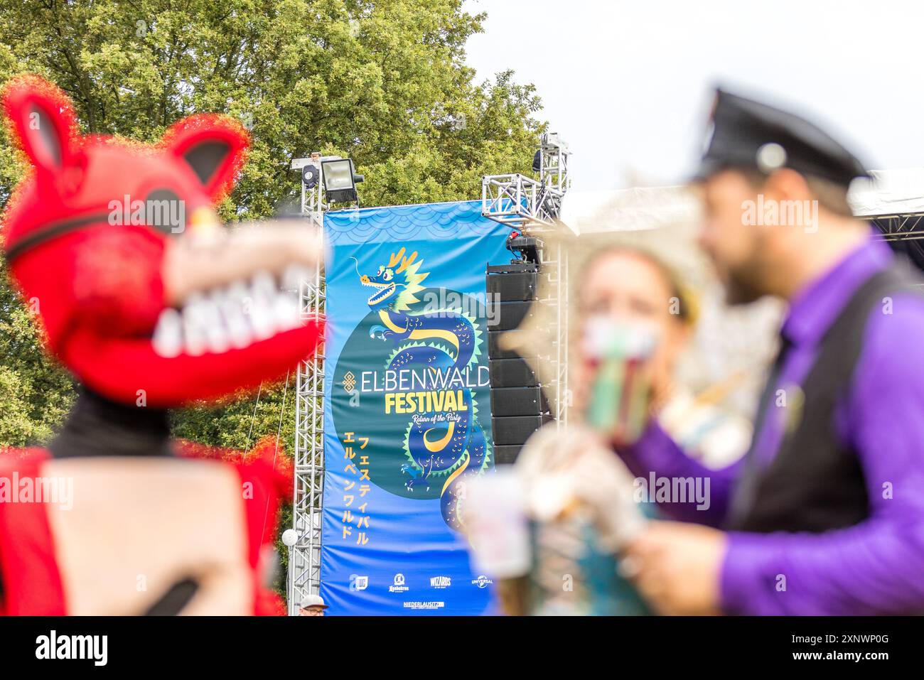 Cottbus, Germania. 2 agosto 2024. I partecipanti all'Elbenwald Festival chiacchierano di fronte a un palco allestito a Spreeauenpark. L'Elbenwald Festival è principalmente un raduno per i fan di serie fantascientifiche e fantasy popolari come Harry Potter, Star Wars, il Signore degli anelli e Marvel Comics. Crediti: Frank Hammerschmidt/dpa/Alamy Live News Foto Stock