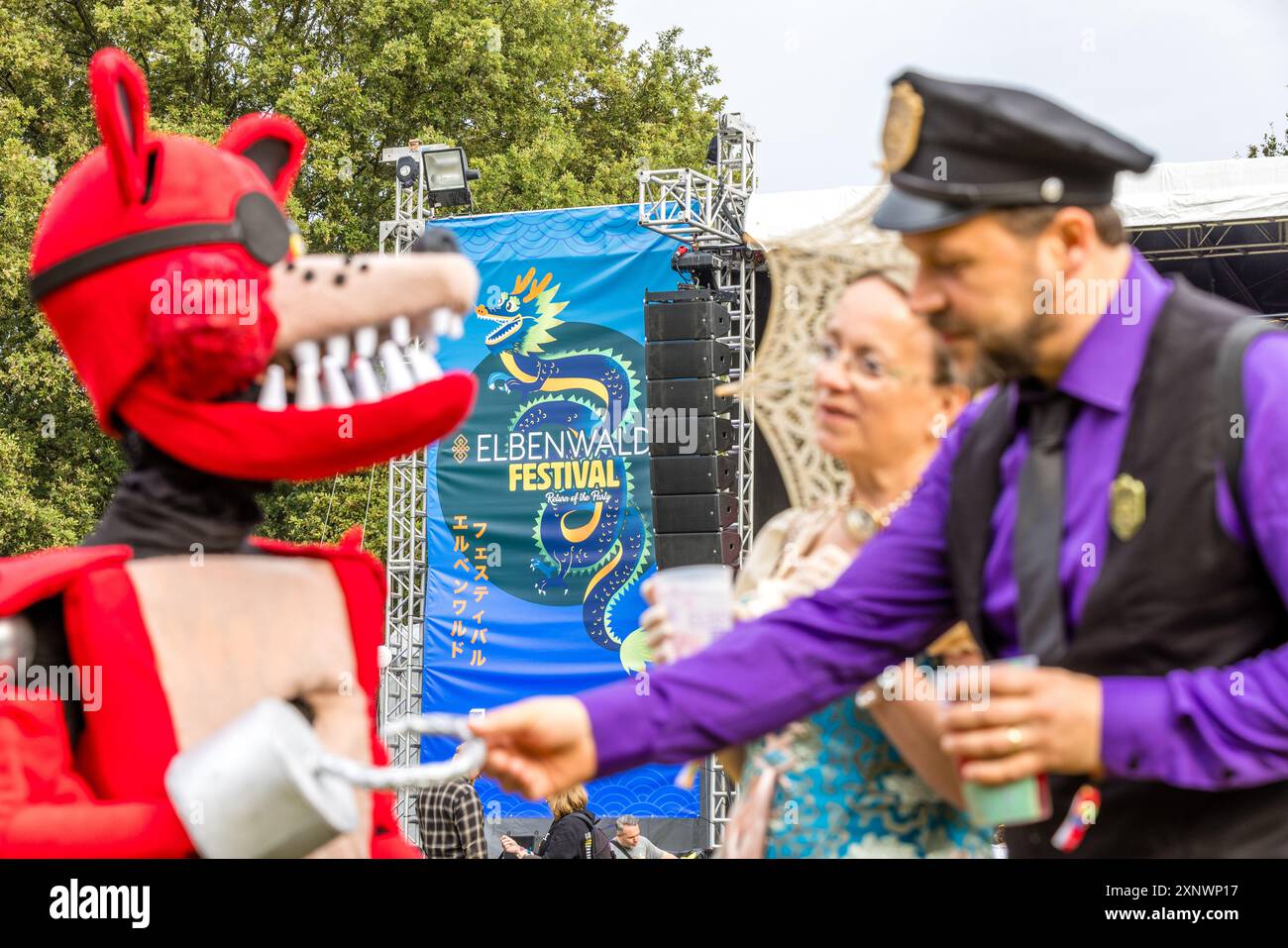 Cottbus, Germania. 2 agosto 2024. I partecipanti all'Elbenwald Festival chiacchierano di fronte a un palco allestito a Spreeauenpark. L'Elbenwald Festival è principalmente un raduno per i fan di serie fantascientifiche e fantasy popolari come Harry Potter, Star Wars, il Signore degli anelli e Marvel Comics. Crediti: Frank Hammerschmidt/dpa/Alamy Live News Foto Stock