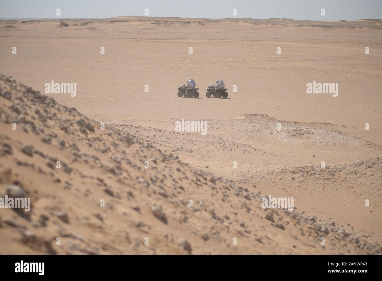 Simulazione di una futura missione su Marte nel deserto del Dhofar, Oman. Questo paesaggio desolato viene utilizzato per testare la tecnologia per le missioni marziane con equipaggio, somigliando strettamente alla superficie marziana. Foto Stock