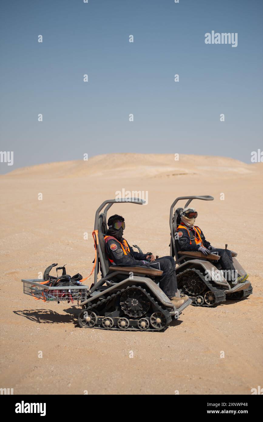 Spedizione di simulazione su Marte nella regione del Dhofar in Oman di AMADEE-18, Austrian Space Forum. Due esploratori con rover avanzati navigano nel desolato paesaggio desertico, preparandosi per le future missioni spaziali. Foto Stock