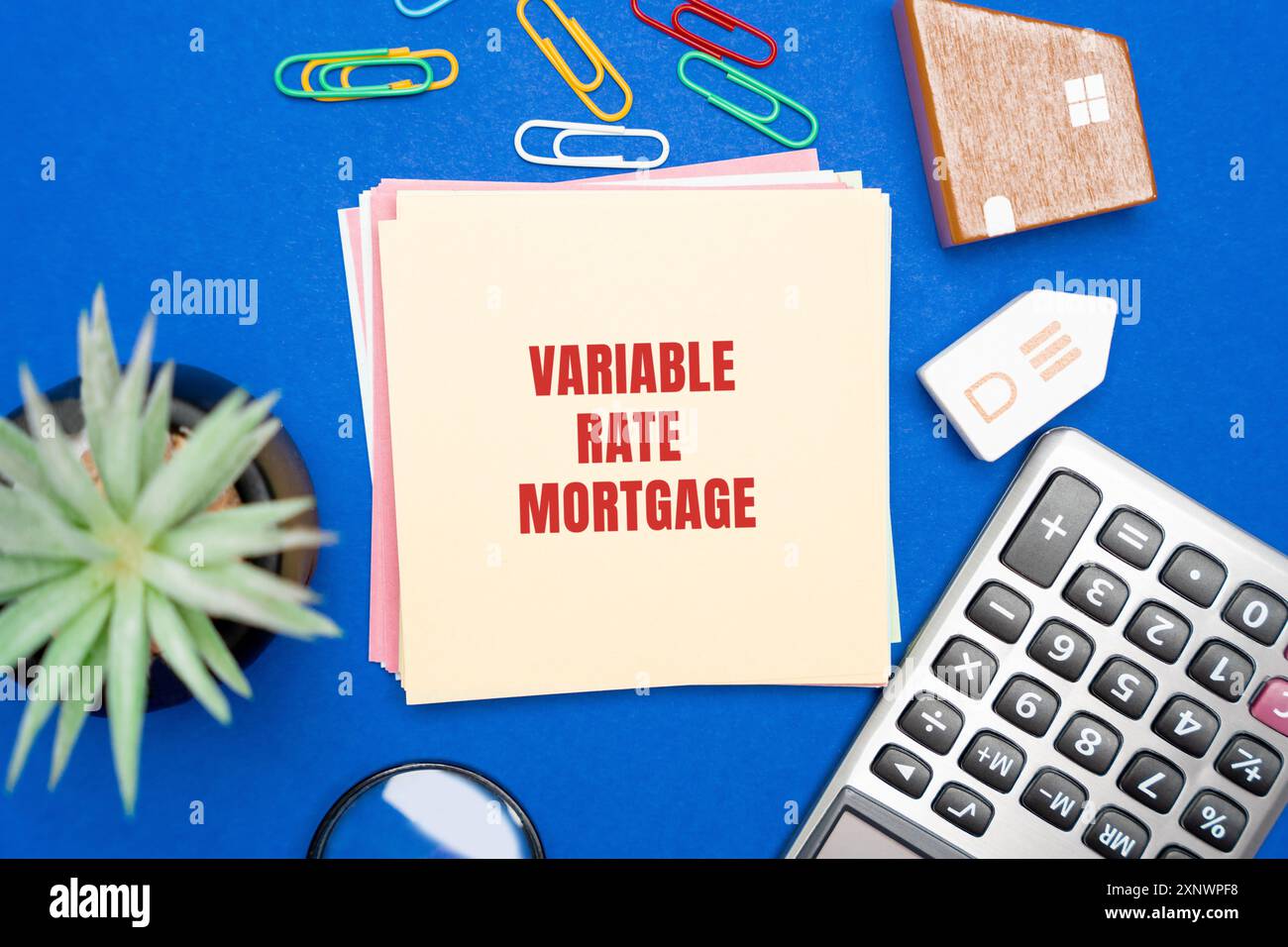Concetto di mutuo a tasso variabile. Tipo di prestito a domicilio in cui il tasso di interesse non è fisso. Concetto immobiliare, aziendale e finanziario. Case in miniatura Foto Stock