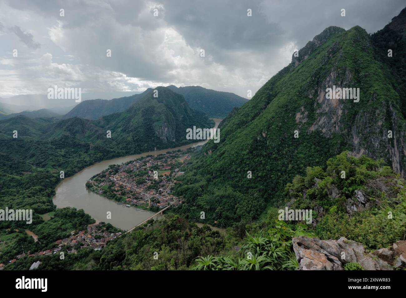 Vista di Nong Khiaw e del fiume Nam Ou da Pha Daeng Peak, Nong Khiaw, Laos Foto Stock