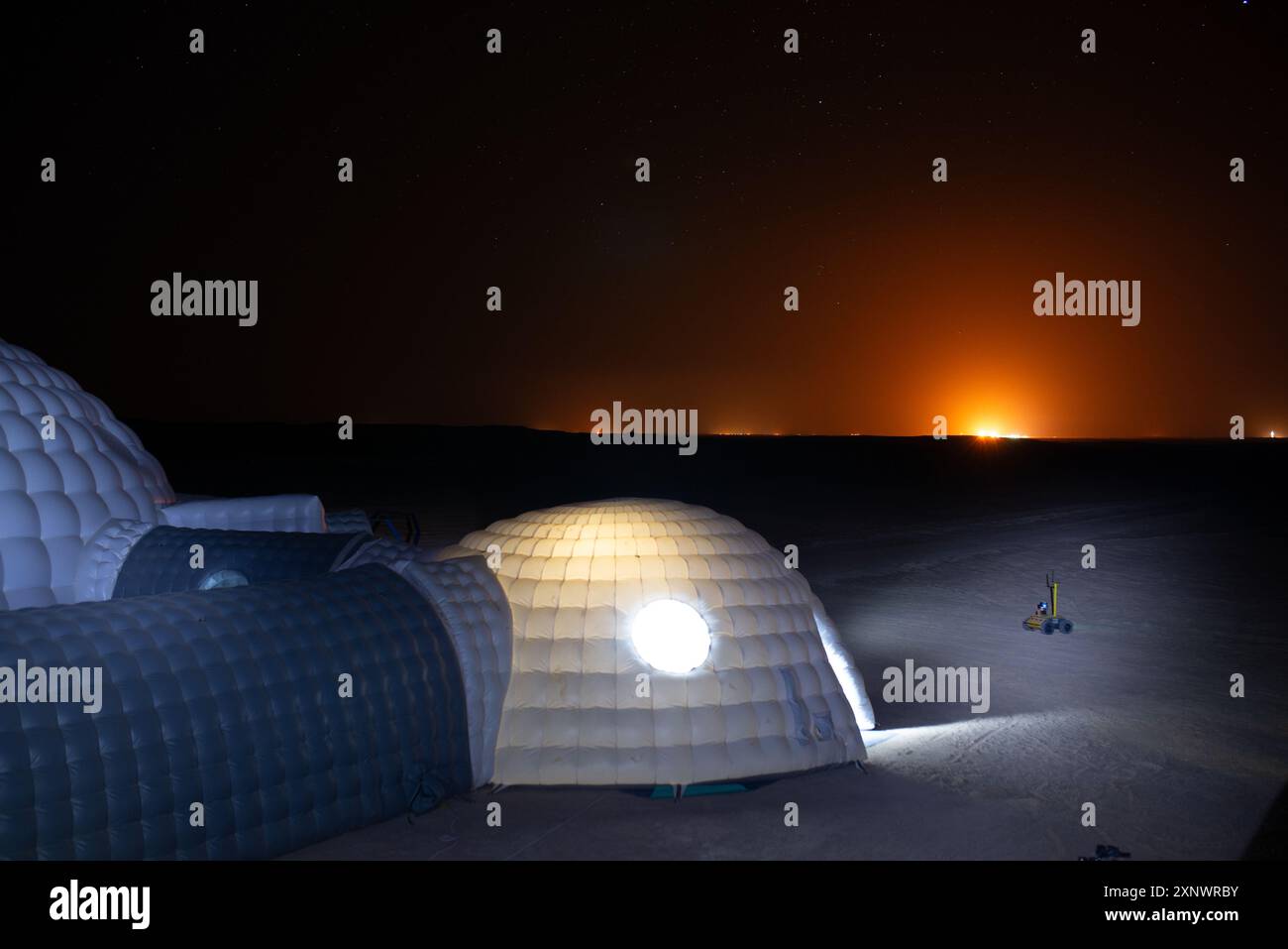 La simulazione della missione AMADEE-18 Marte a Dhofar, Oman, mostra isolamento ed esplorazione sotto il cielo stellato, condotta dall'Austrian Space Forum nel febbraio 2018. Foto Stock