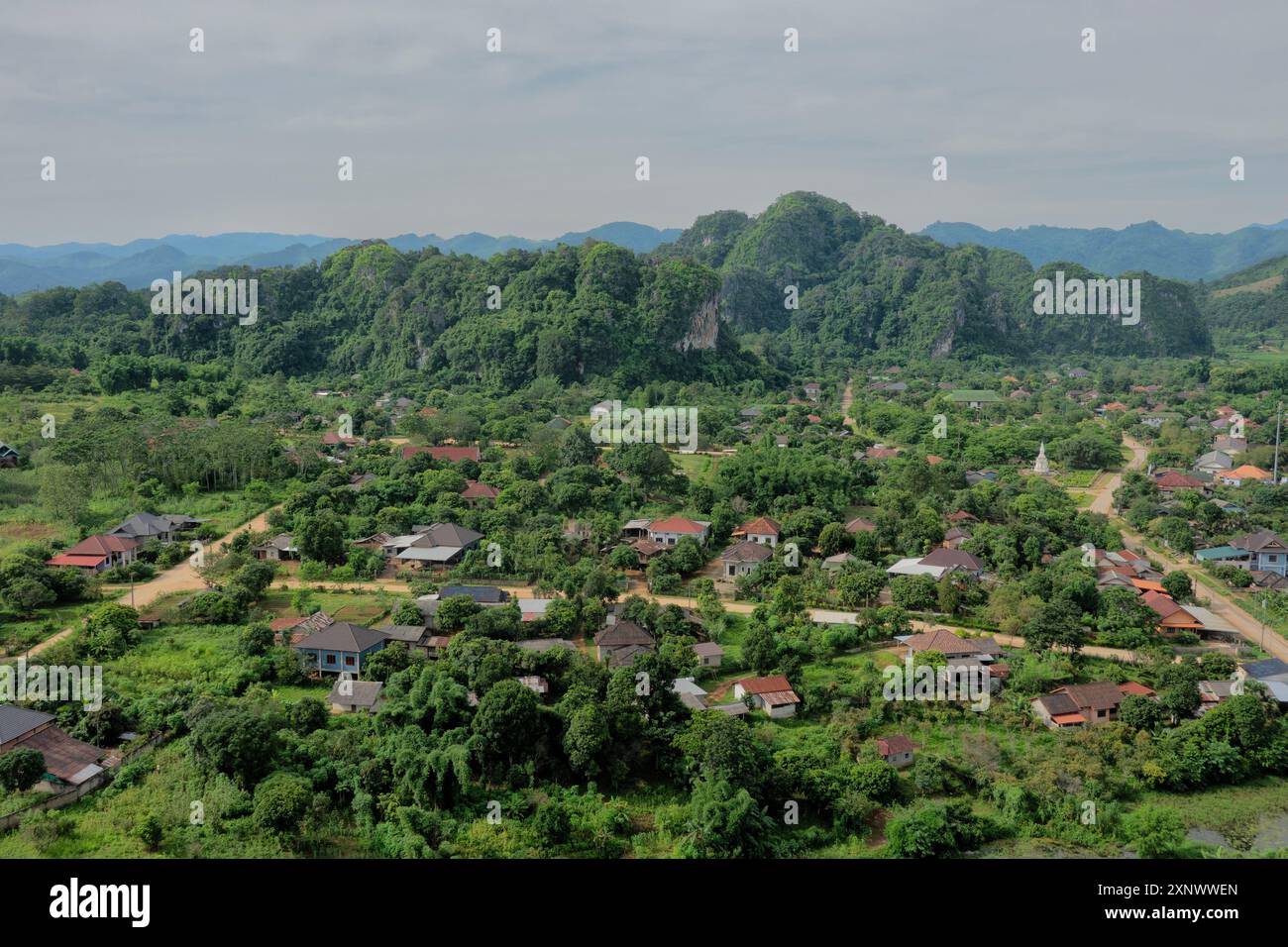 Guardando verso le grotte di Viengxay (Vieng Xai ), Viengxay, Houaphanh, Laos Foto Stock