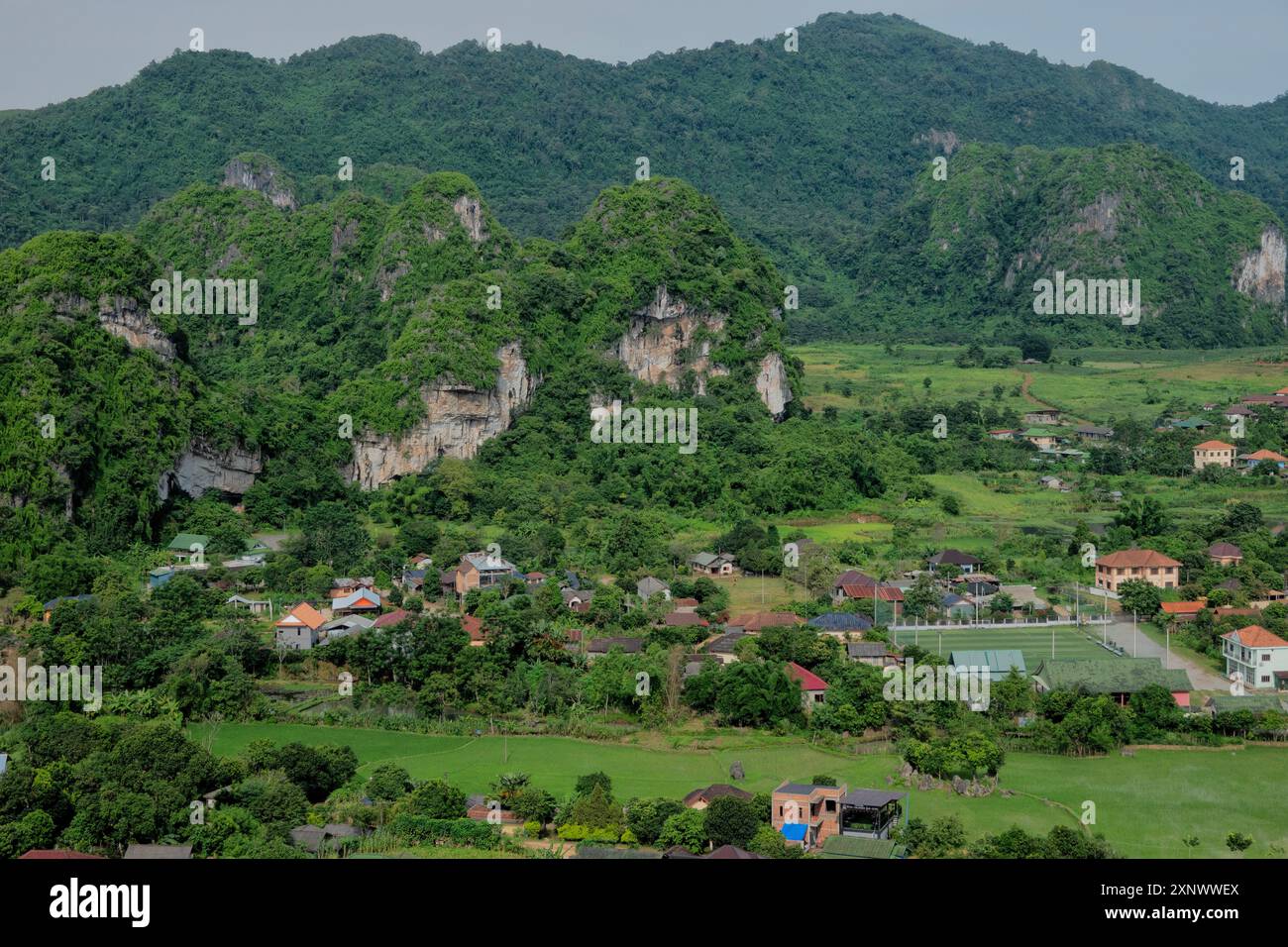 Guardando verso le grotte di Viengxay (Vieng Xai ), Viengxay, Houaphanh, Laos Foto Stock