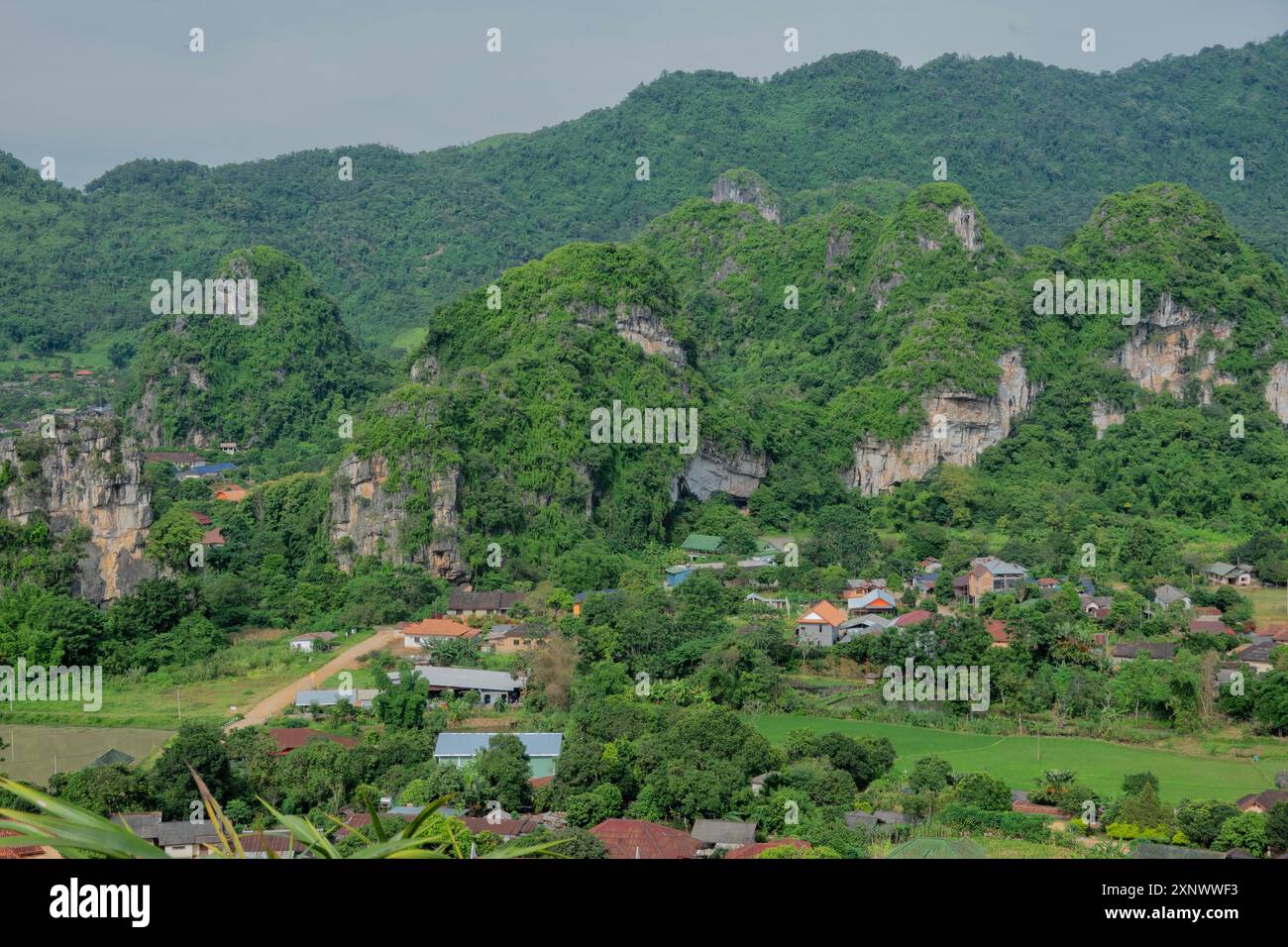 Guardando verso le grotte di Viengxay (Vieng Xai ), Viengxay, Houaphanh, Laos Foto Stock