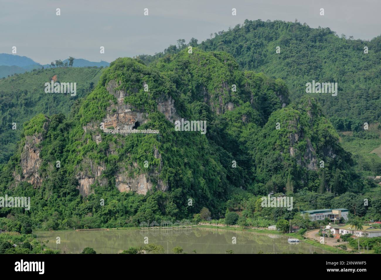Guardando verso le grotte di Viengxay (Vieng Xai ), Viengxay, Houaphanh, Laos Foto Stock