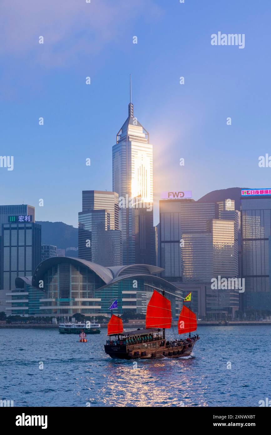 A Red Sail Junk nel porto di Hong Kong, Hong Kong, regione amministrativa speciale della Repubblica popolare cinese, cinese, Asia Copyright: NeilxFarrin 1 Foto Stock