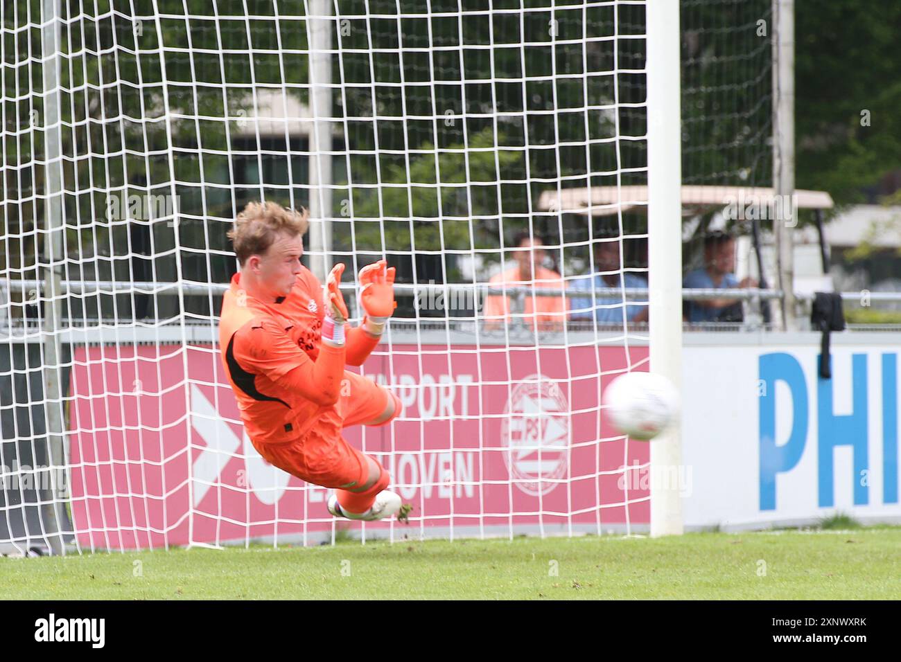 Kerkrade, Paesi Bassi. 2 agosto 2024. EINDHOVEN, 02-08-2024, Trainigscomplex de Herdgang, calcio olandese, Keuken Kampioen Divisie, Jong PSV - Roda JC, stagione 2024 - 2025, amichevole, portiere Jong PSV Eindhoven Niek Schiks, fermate e penalità crediti: tiri pro/notizie dal vivo Alamy Foto Stock