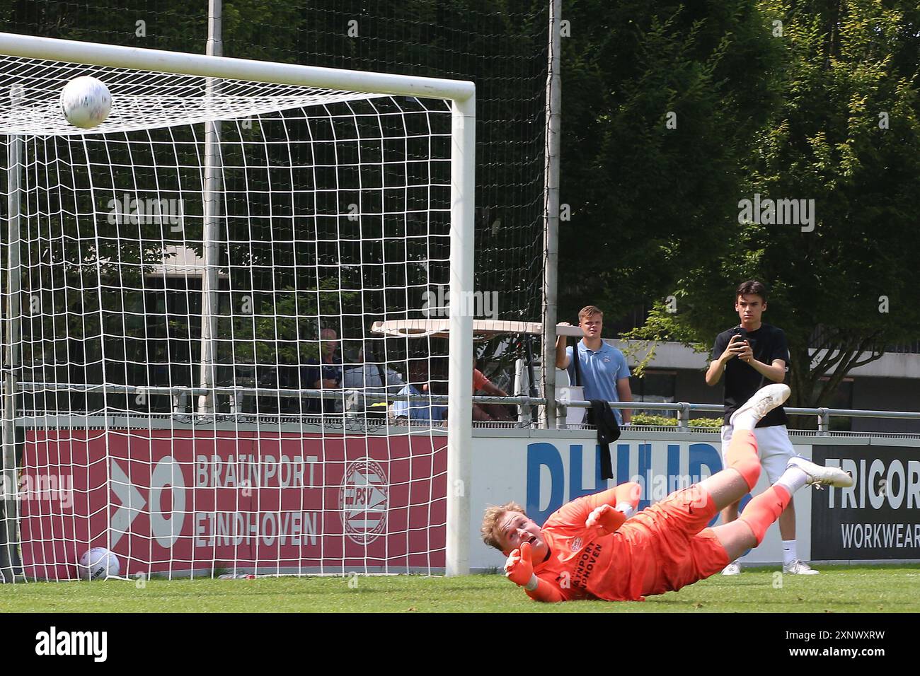 Kerkrade, Paesi Bassi. 2 agosto 2024. EINDHOVEN, 02-08-2024, Trainigscomplex de Herdgang, calcio olandese, Keuken Kampioen Divisie, Jong PSV - Roda JC, stagione 2024 - 2025, partita amichevole, un buon salvataggio dal portiere Jong PSV Eindhoven Niek Schiks crediti: Pro tiri/Alamy Live News Foto Stock