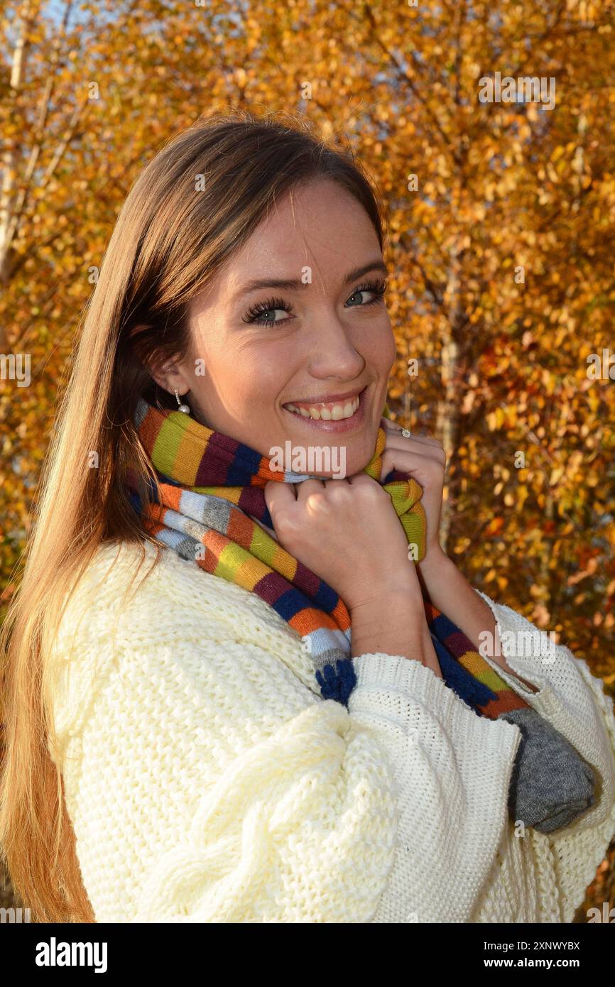 Ritratto di una giovane bella donna sorridente, 30 anni, all'aperto nella foresta con colori autunnali a Ystad, Skane County, Svezia, Scandinavia Foto Stock