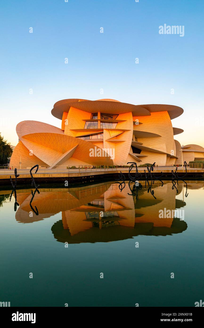 Museo nazionale del Qatar all'alba, Doha, Qatar, Medio Oriente Foto Stock
