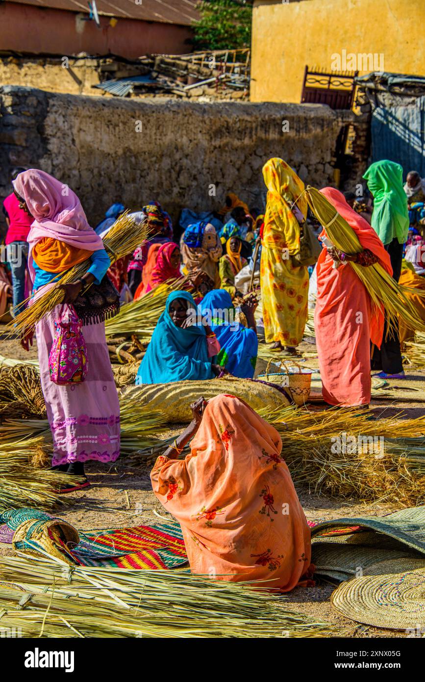 Le donne che vendono i loro prodotti su il colorato mercato lunedì di Keren, Eritrea, Africa Foto Stock