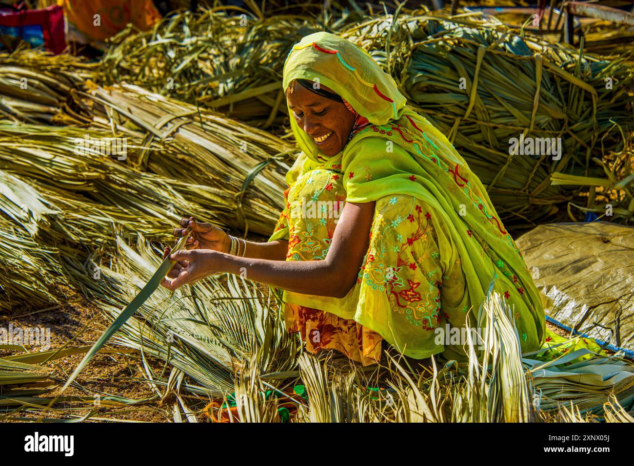 Donna che vende i suoi beni sul colorato mercato del lunedì di Keren, Eritrea, Africa Foto Stock