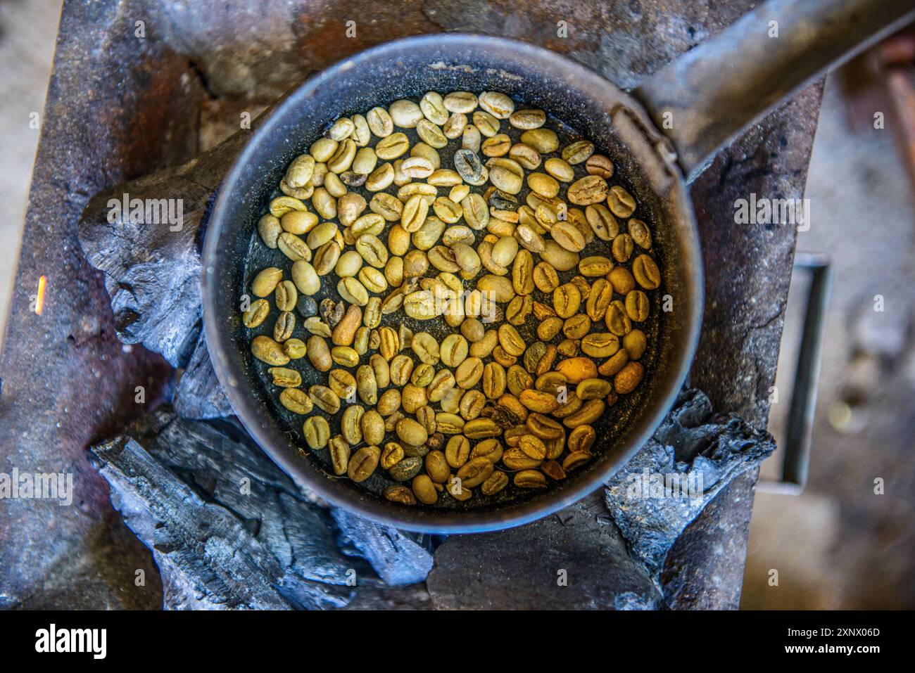 La tostatura i chicchi di caffè, Keren, Eritrea, Africa Foto Stock