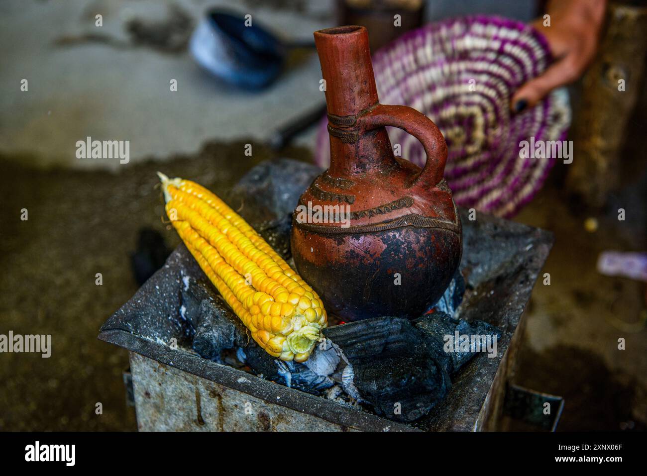 Caffè caldo sul fuoco a legna in una pentola tradizionale, Keren, Eritrea, Africa Foto Stock